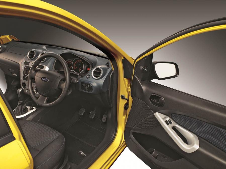  Ford Figo 2013 года  (фото 6 из 10)